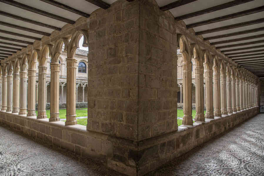 Comunidad Foral de Navarra 144 - Sangüesa - convento del Carmen - claustro.jpg